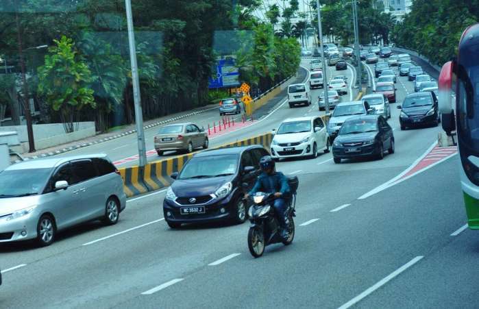 馬路上的摩托車主像賽手，汽車避讓人提醒 去這些國(guó)家請(qǐng)注意安全